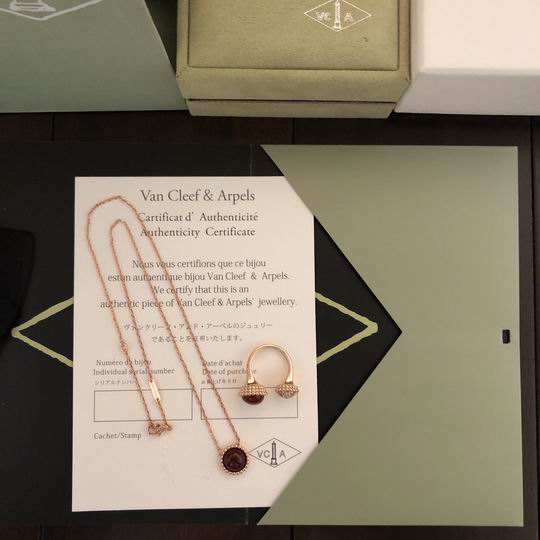 Van Cleef & Arpels suits 1223